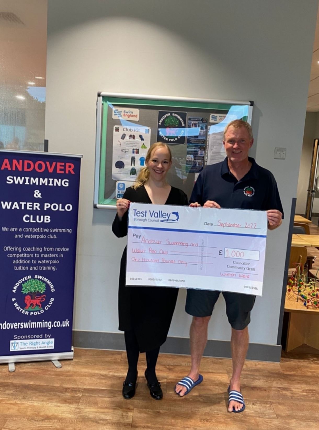 Andover Swimming club cheque photo Cllr Meyer and Jon Lee