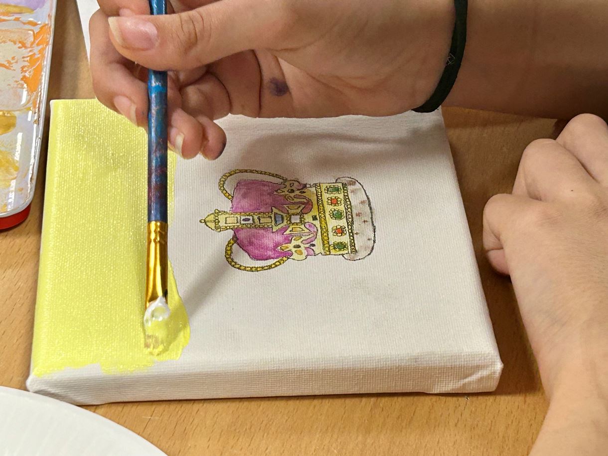Queen crown painting