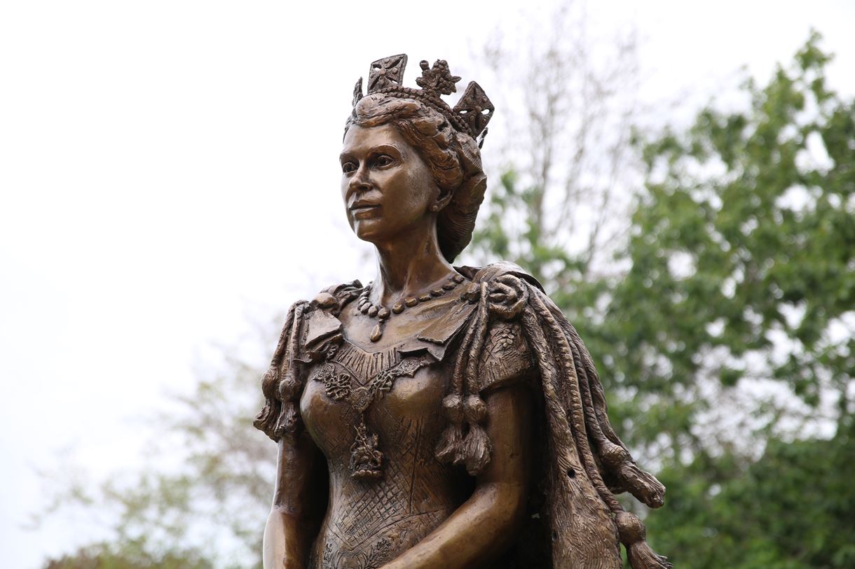 Queen statue Romsey